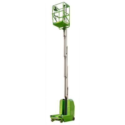 o homem vertical da altura da plataforma de 9m levanta o mastro dobro posto C.C. automotor
