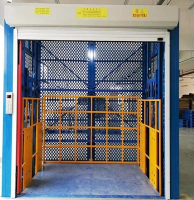 plataforma da empilhadeira da tesoura do elevador do trilho de guia de 3T 4m com o botão de parada da emergência para a carga